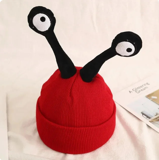 Bonnet de bébé rouge tricoté pour le Nouvel An