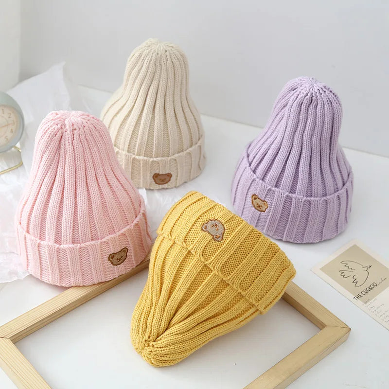 Bonnet bébé en coton tricoté avec un adorable ourson