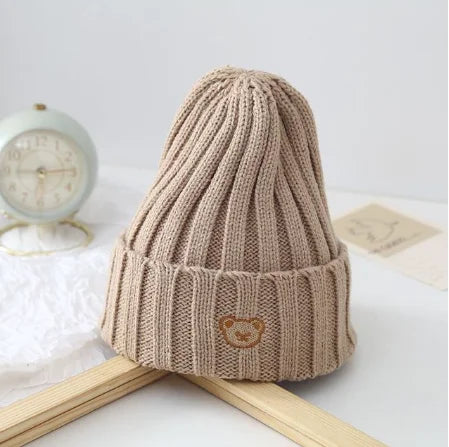 Bonnet bébé en coton tricoté avec un adorable ourson