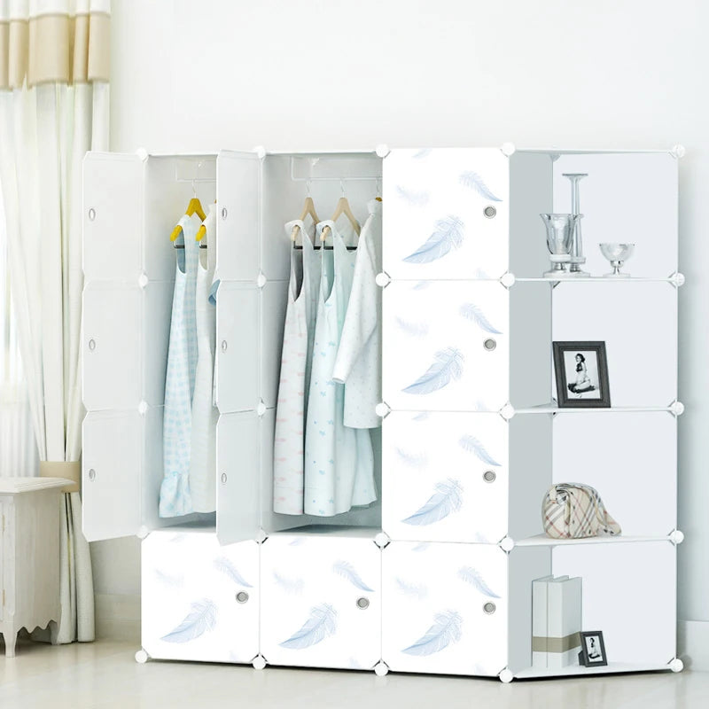 Armoire bébé minimaliste – Cube en plastique et rangement en tissu