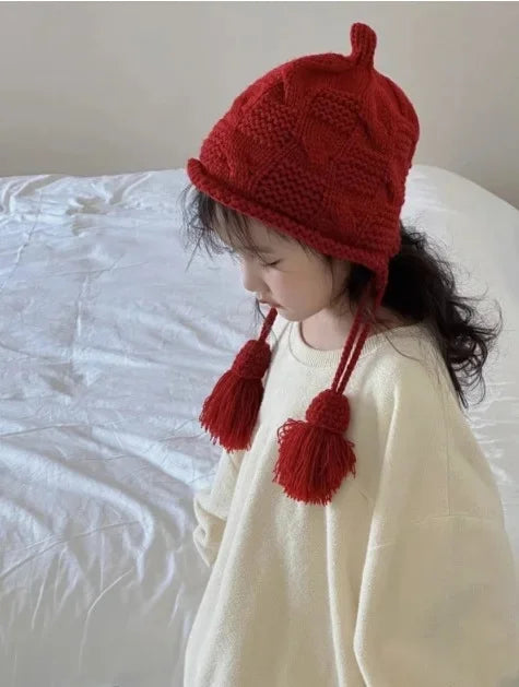 Bonnet de bébé rouge tricoté pour le Nouvel An