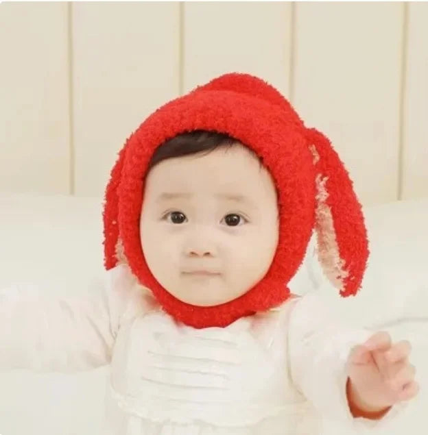 Bonnet de bébé rouge tricoté pour le Nouvel An