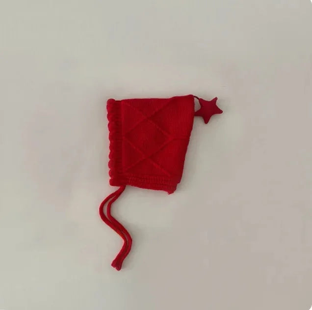 Bonnet de bébé rouge tricoté pour le Nouvel An