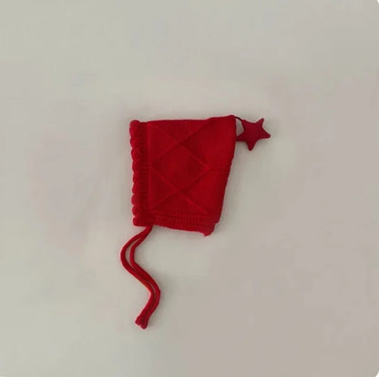 Bonnet de bébé rouge tricoté pour le Nouvel An