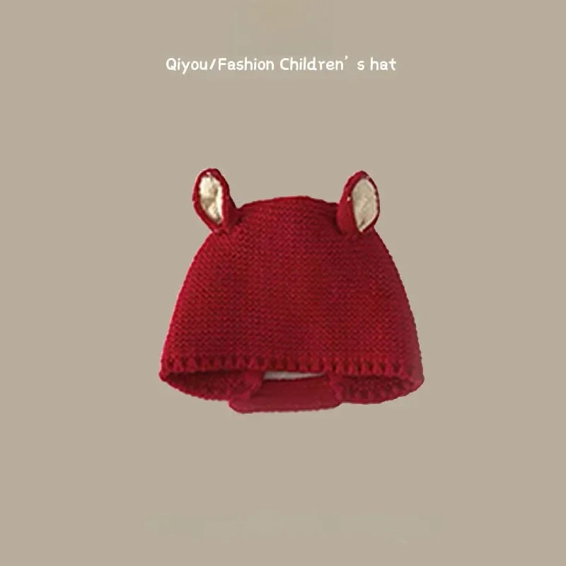 Bonnet de bébé rouge tricoté pour le Nouvel An