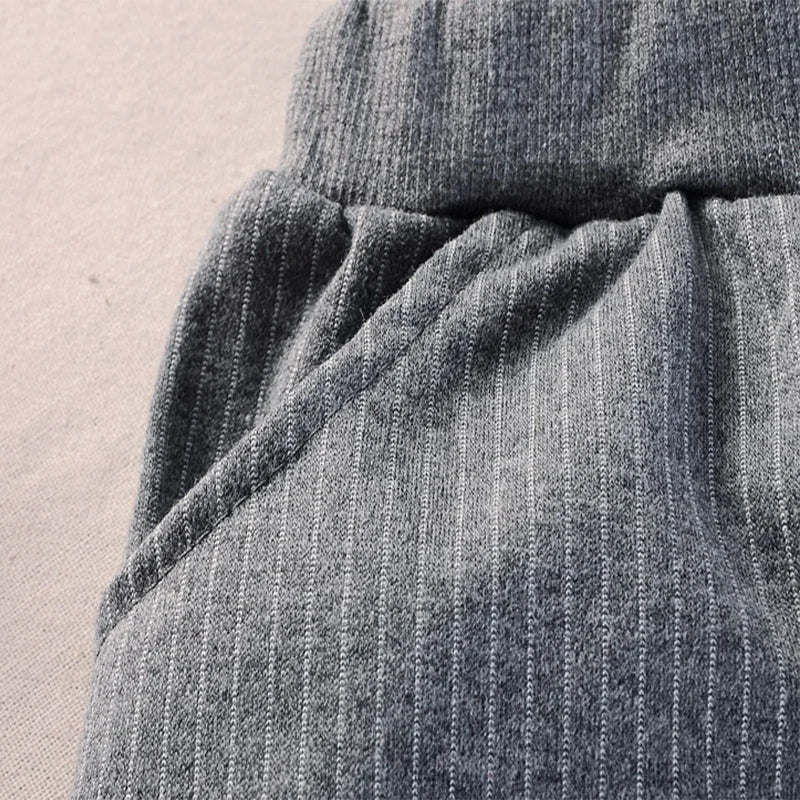 Ensemble 2 pièces pour bébé : manches longues, pantalon à rayures verticales uni avec grande poche.