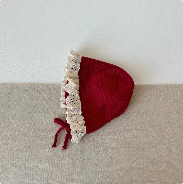 Bonnet de bébé rouge tricoté pour le Nouvel An