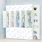 Armoire bébé minimaliste – Cube en plastique et rangement en tissu