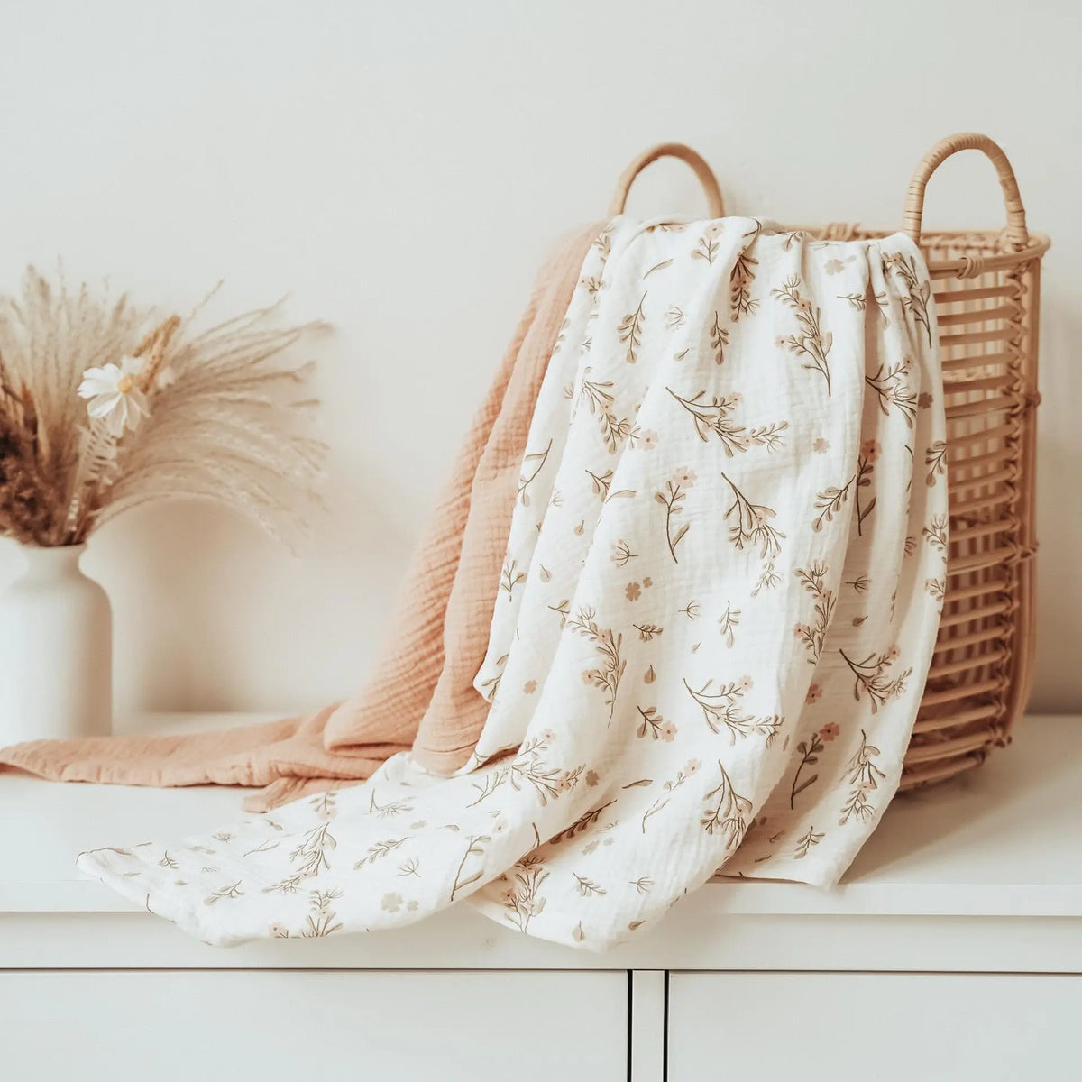 Ensemble de 2 couvertures d'emmaillotage pour bébé, en mousseline de coton doux, idéales pour accueillir un nouveau-né ou pour la poussette. Accessoires pour bébé.