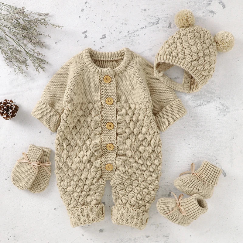 Ensemble combinaison et bonnet tricotés pour bébé