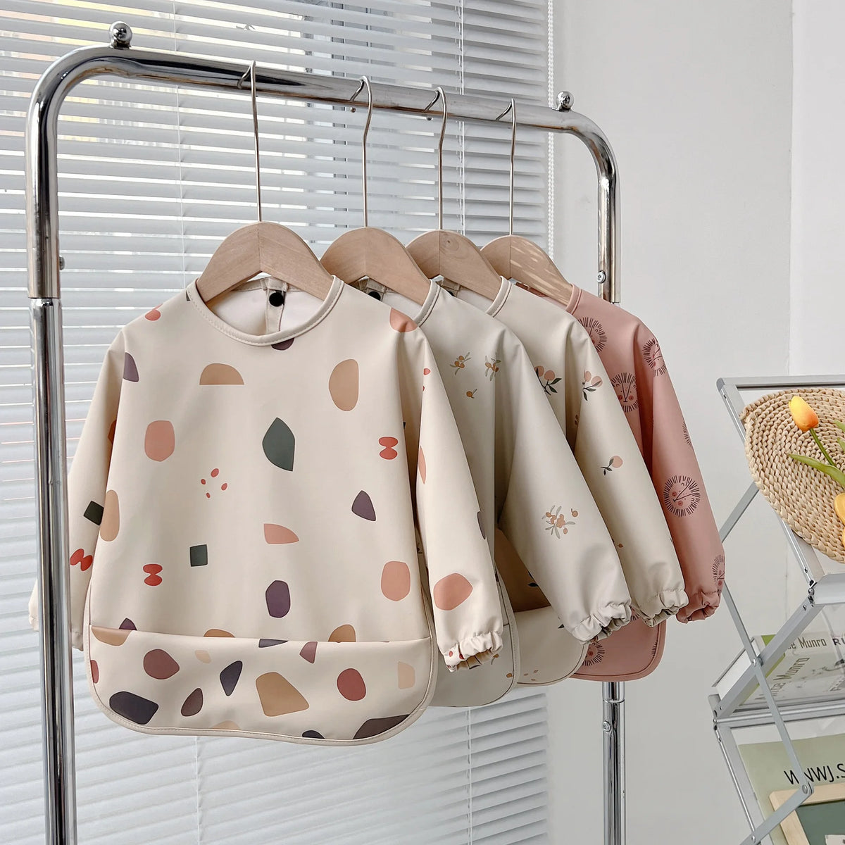Tablier d'allaitement et d'art pour bébé à manches longues, doux et imperméable, collection 2025