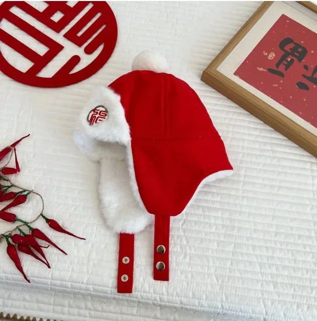 Bonnet de bébé rouge tricoté pour le Nouvel An