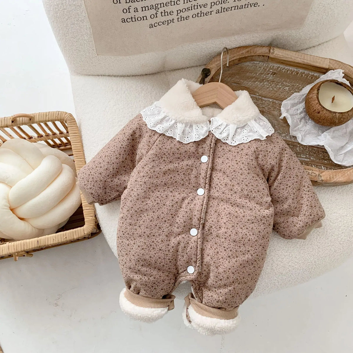 Grenouillère à col en dentelle douce – Tenue d'hiver chaude pour bébé