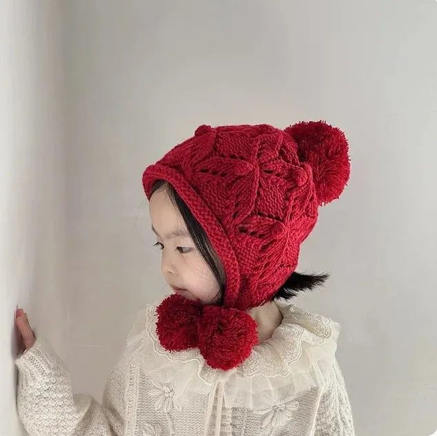 Bonnet de bébé rouge tricoté pour le Nouvel An