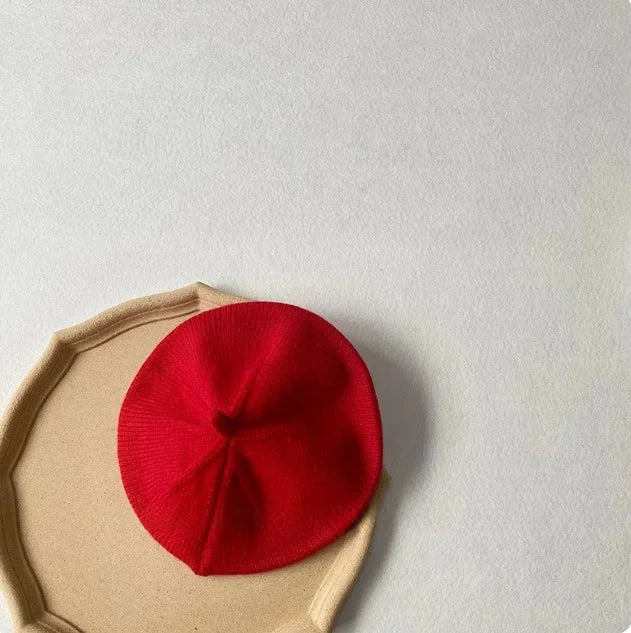 Bonnet de bébé rouge tricoté pour le Nouvel An