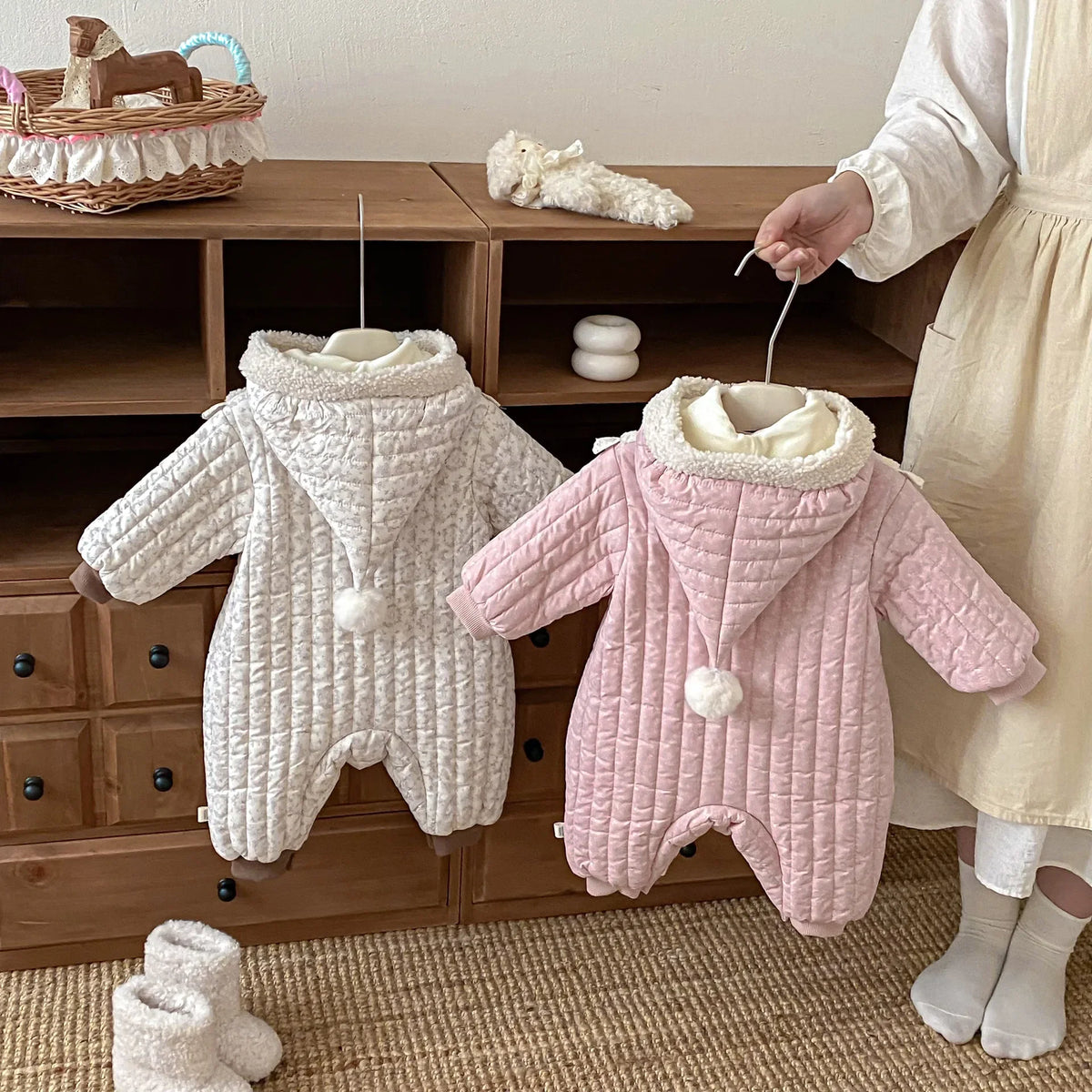 Grenouillère bébé fleurie et confortable avec capuche amovible