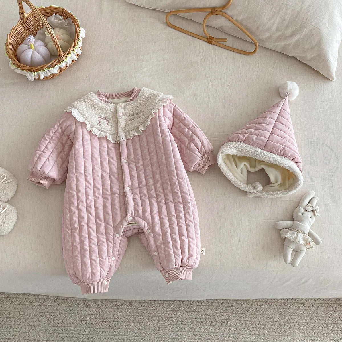 Grenouillère bébé fleurie et confortable avec capuche amovible