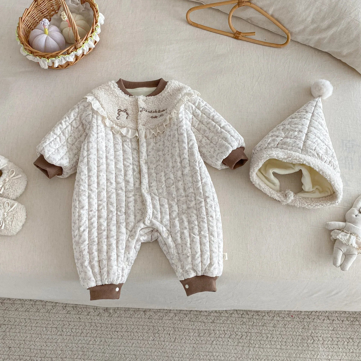 Grenouillère bébé fleurie et confortable avec capuche amovible