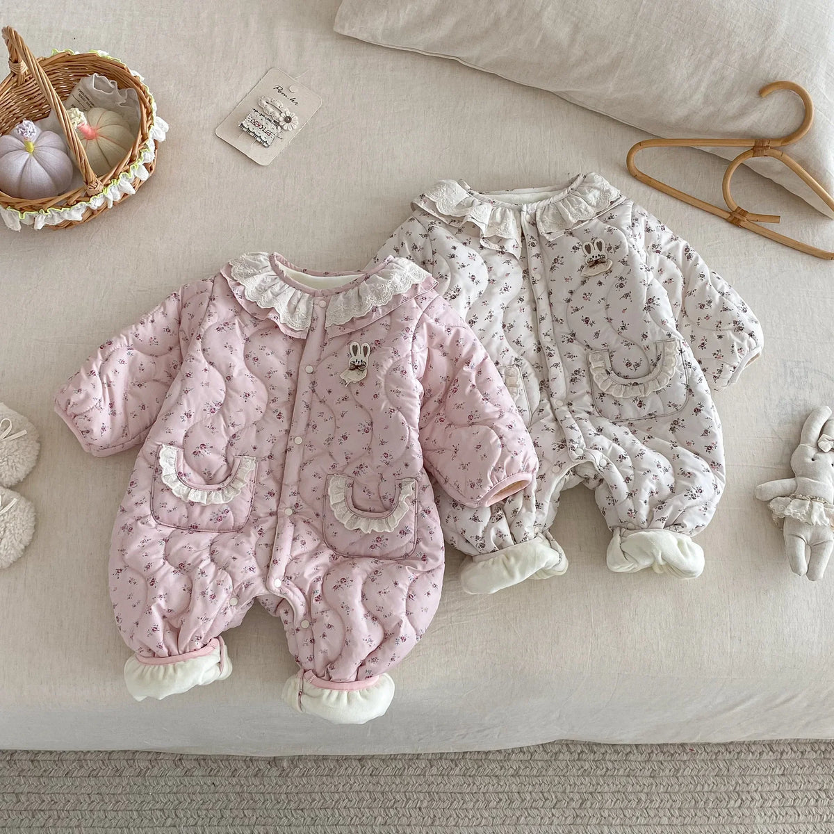 Barboteuse bébé à fleurs vintage – Chaude et rembourrée