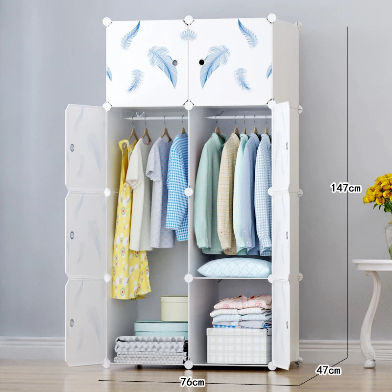 Armoire bébé minimaliste – Cube en plastique et rangement en tissu
