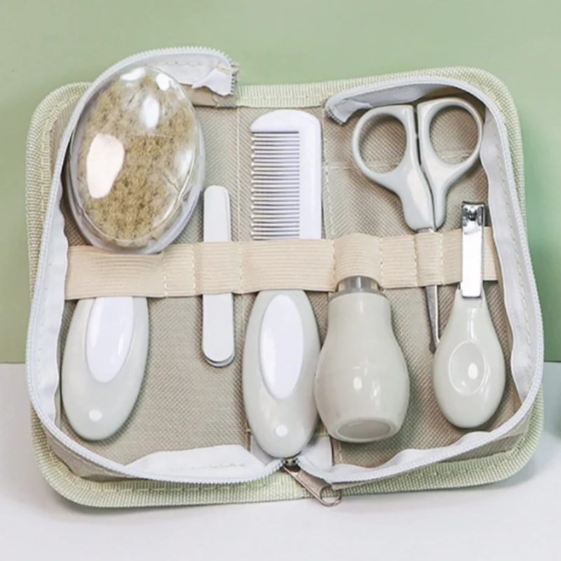 Kit de soins pour bébé kaki 6 pièces : mouche-bébé, outils pour les ongles et brosse