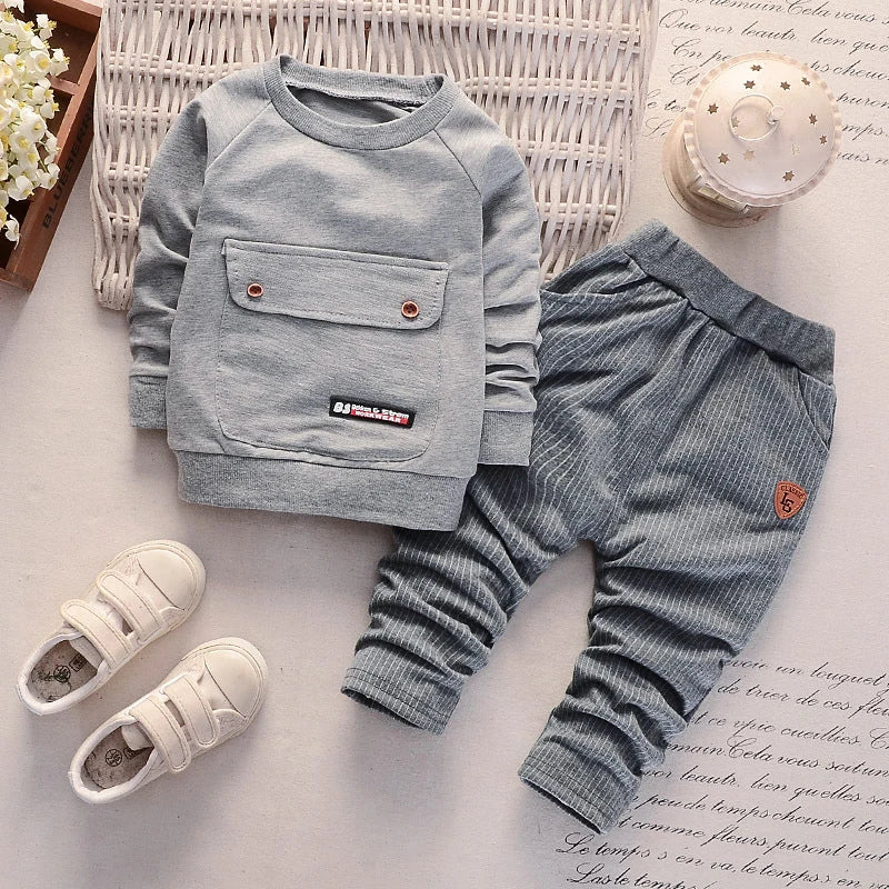 Ensemble 2 pièces pour bébé : manches longues, pantalon à rayures verticales uni avec grande poche.