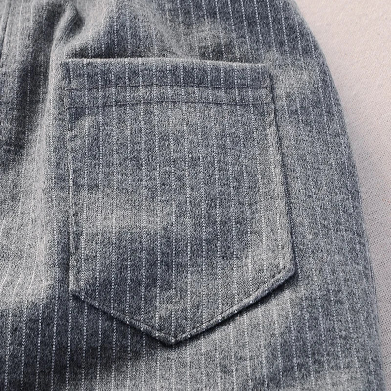 Ensemble 2 pièces pour bébé : manches longues, pantalon à rayures verticales uni avec grande poche.