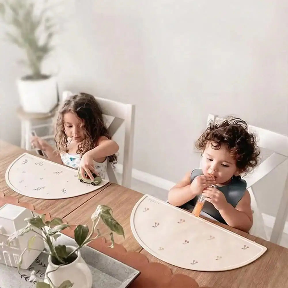Non-Slip Silicone Table Mat – Foldable & Heat Resistant