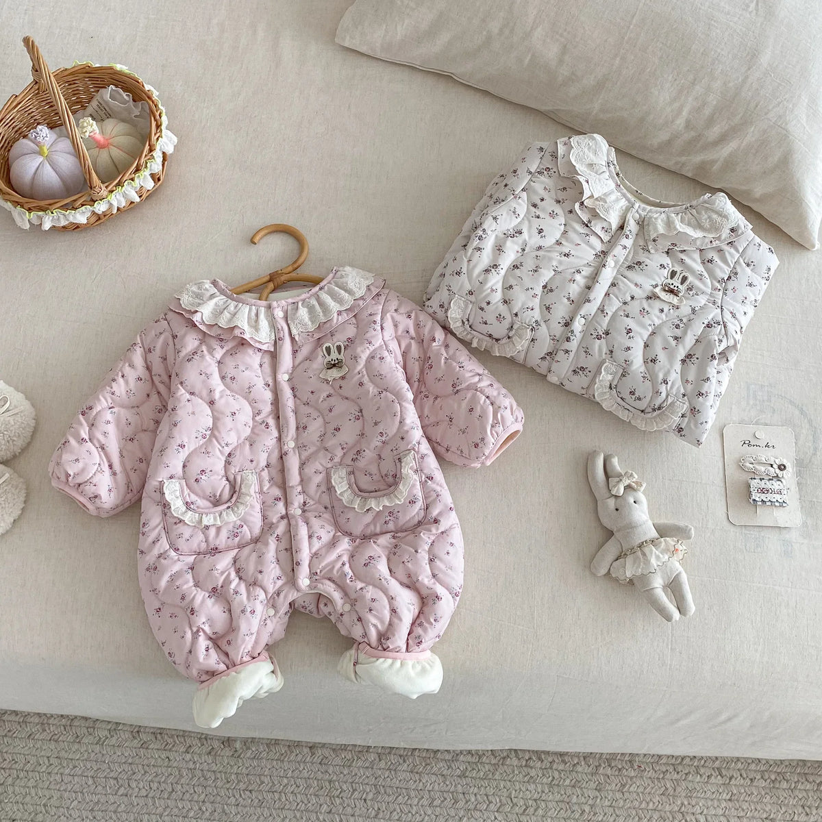 Barboteuse bébé à fleurs vintage – Chaude et rembourrée