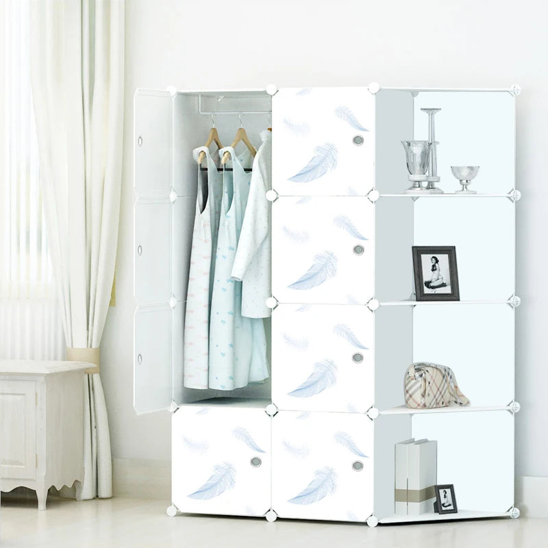 Armoire bébé minimaliste – Cube en plastique et rangement en tissu