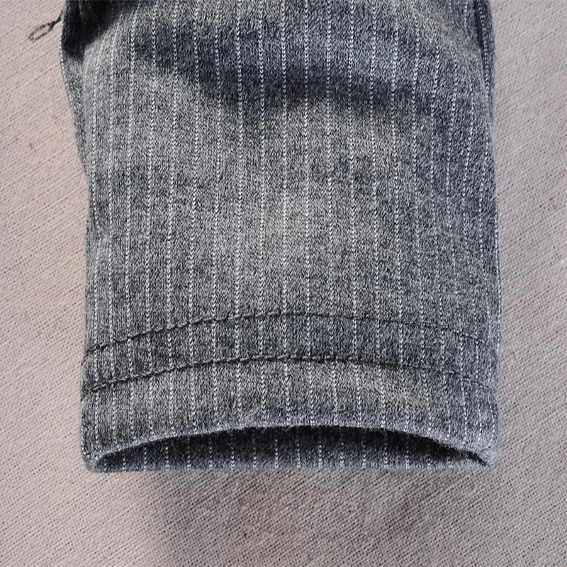 Ensemble 2 pièces pour bébé : manches longues, pantalon à rayures verticales uni avec grande poche.
