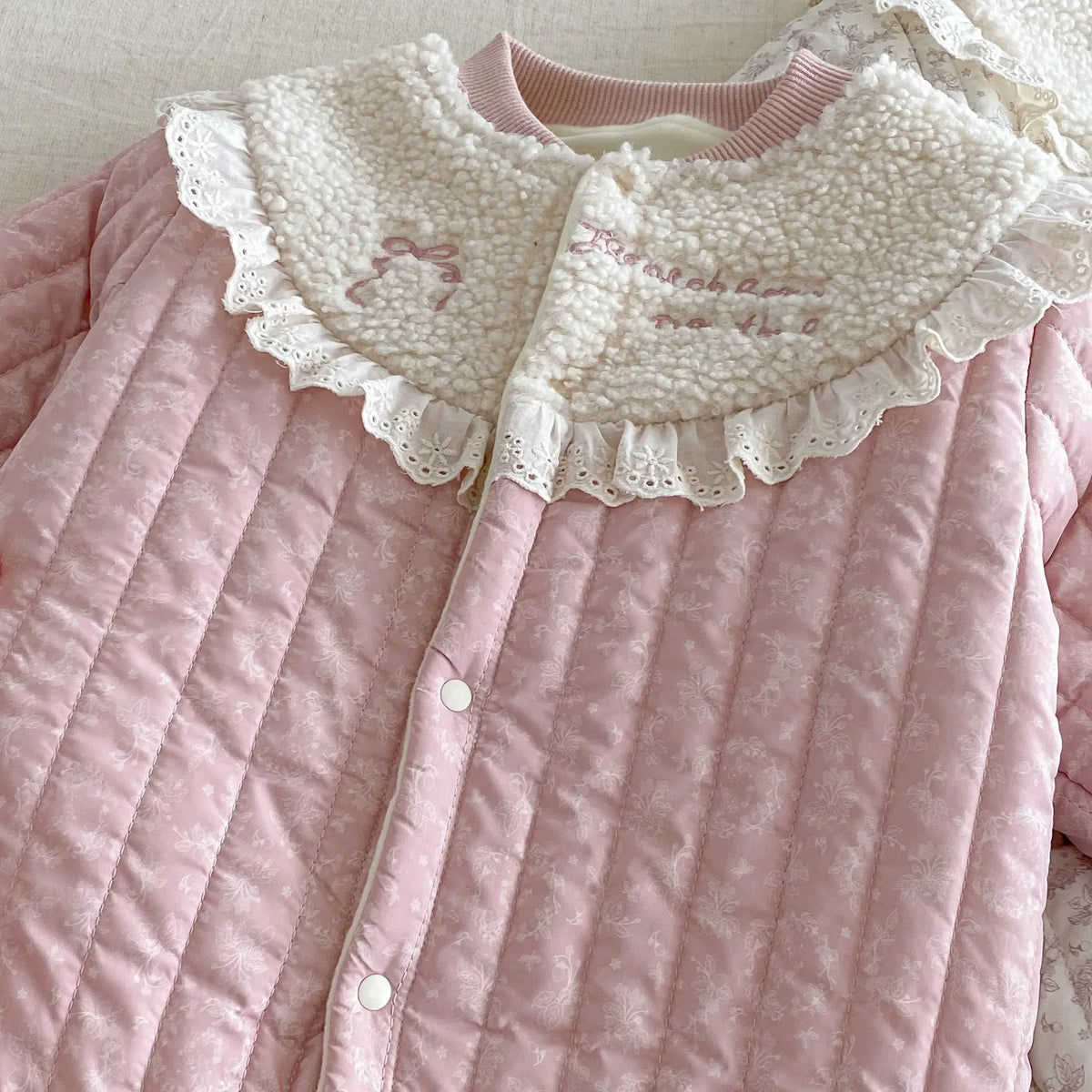 Grenouillère bébé fleurie et confortable avec capuche amovible