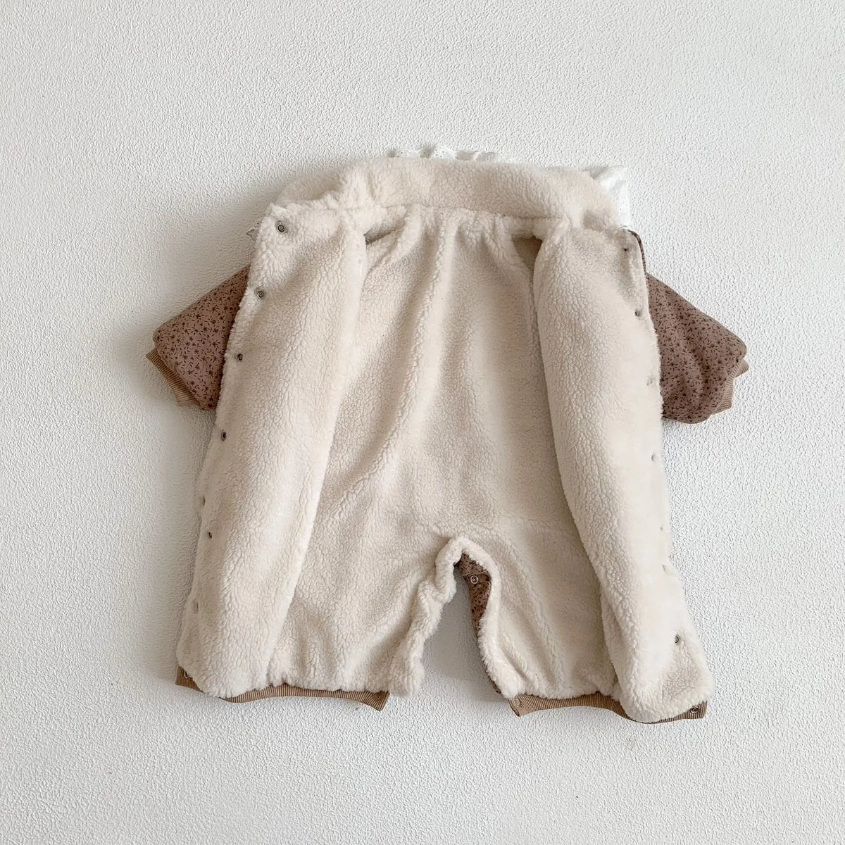 Grenouillère à col en dentelle douce – Tenue d'hiver chaude pour bébé