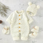Ensemble combinaison et bonnet tricotés pour bébé