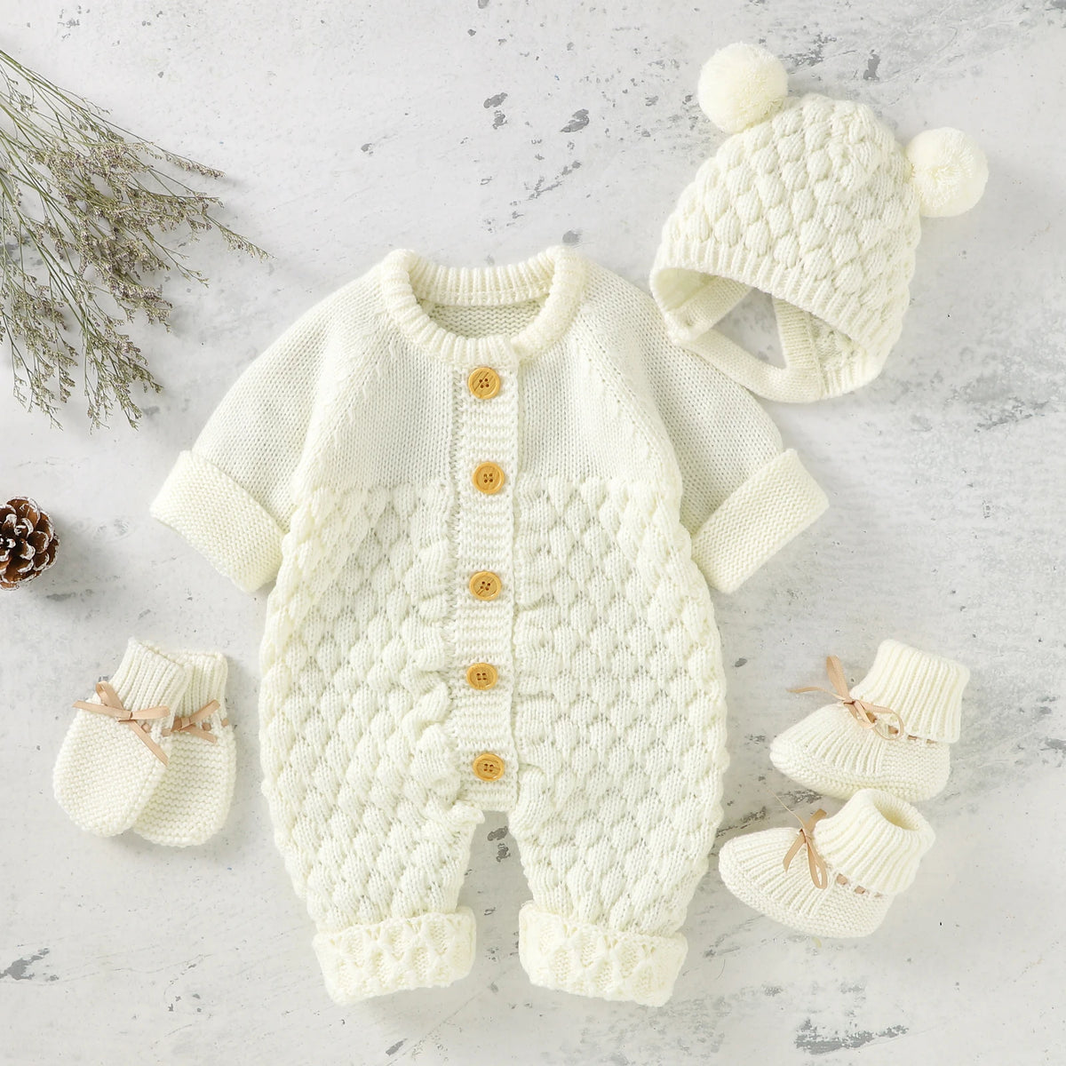 Ensemble combinaison et bonnet tricotés pour bébé