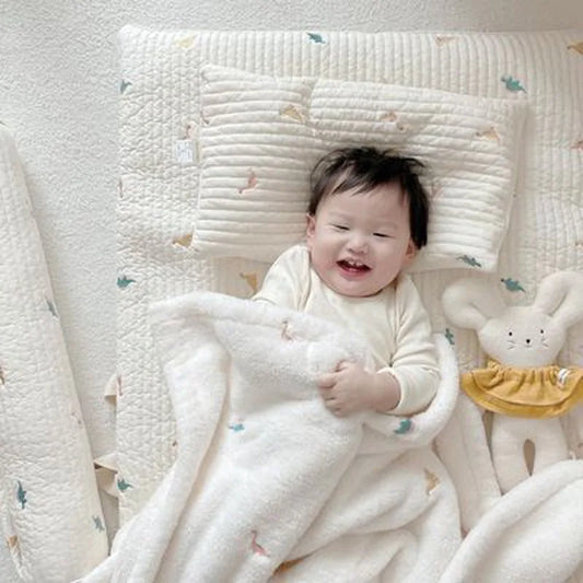 Baby blanket Hug blanket is a baby blanket embroidered nap blanket for children