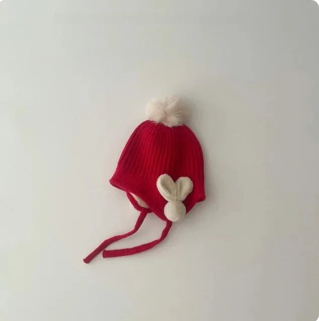 Bonnet de bébé rouge tricoté pour le Nouvel An