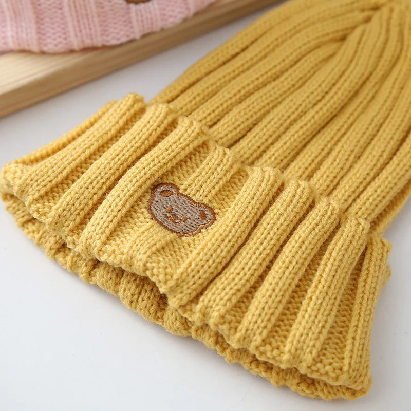 Bonnet bébé en coton tricoté avec un adorable ourson