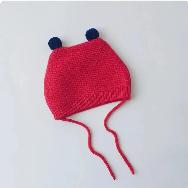 Bonnet de bébé rouge tricoté pour le Nouvel An