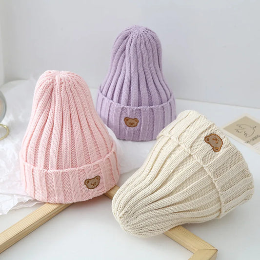 Bonnet bébé en coton tricoté avec un adorable ourson