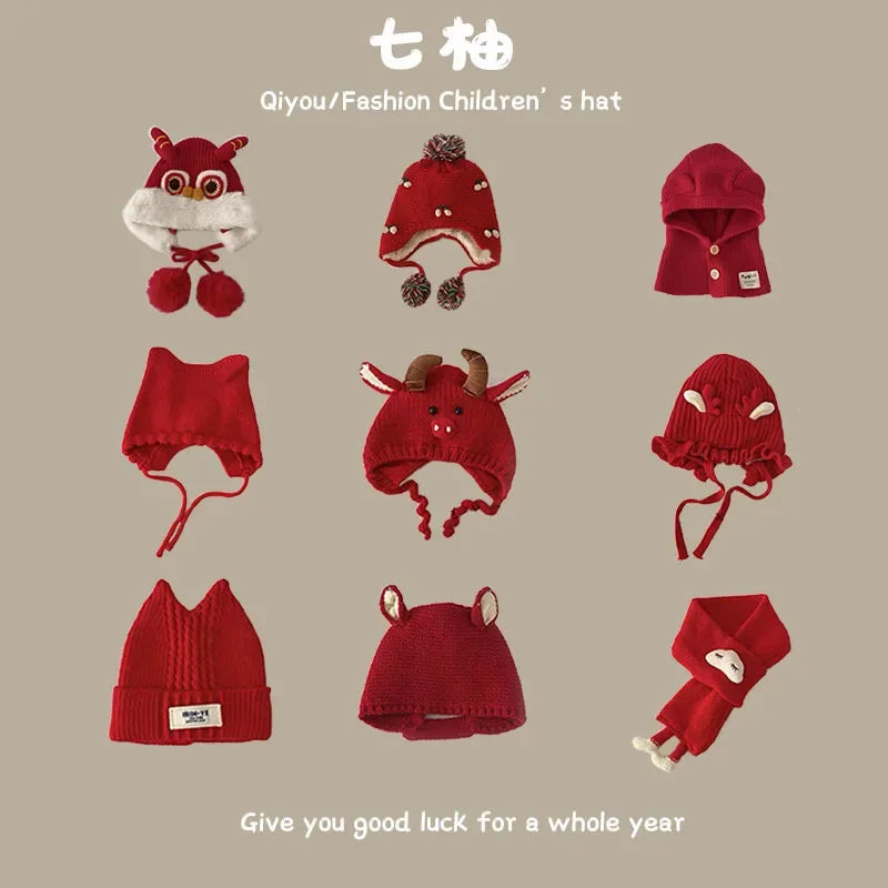 Bonnet de bébé rouge tricoté pour le Nouvel An