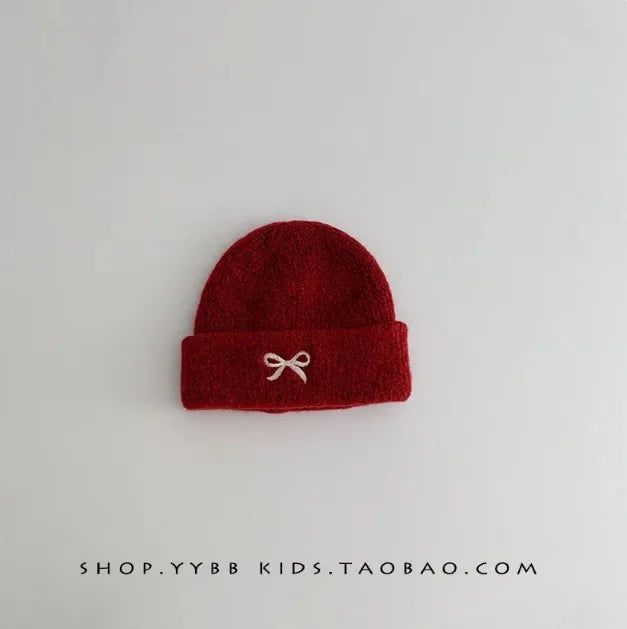 Bonnet de bébé rouge tricoté pour le Nouvel An