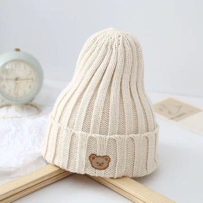 Bonnet bébé en coton tricoté avec un adorable ourson
