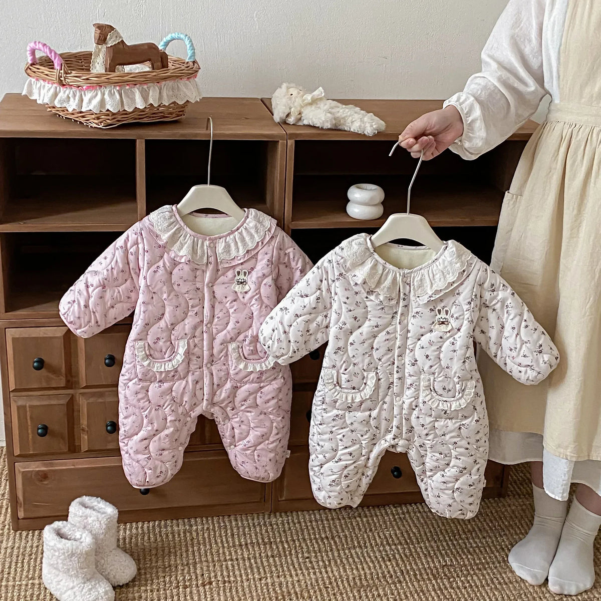 Barboteuse bébé à fleurs vintage – Chaude et rembourrée