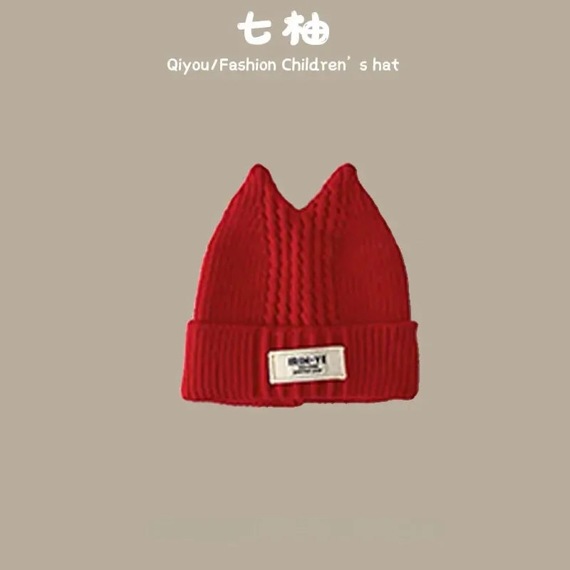 Bonnet de bébé rouge tricoté pour le Nouvel An