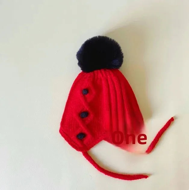 Bonnet de bébé rouge tricoté pour le Nouvel An