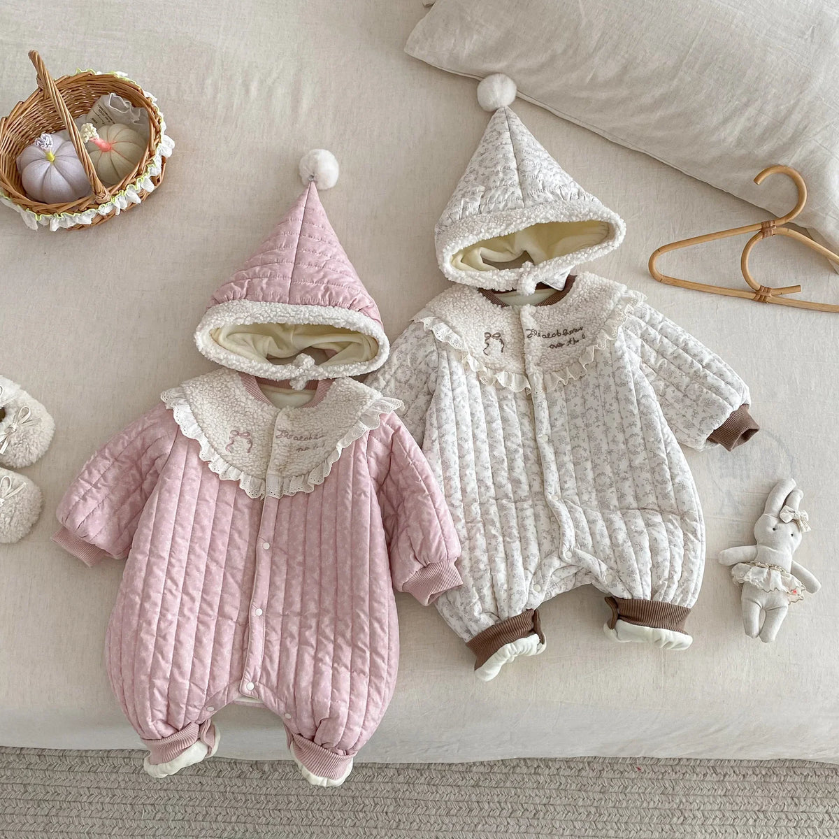 Grenouillère bébé fleurie et confortable avec capuche amovible