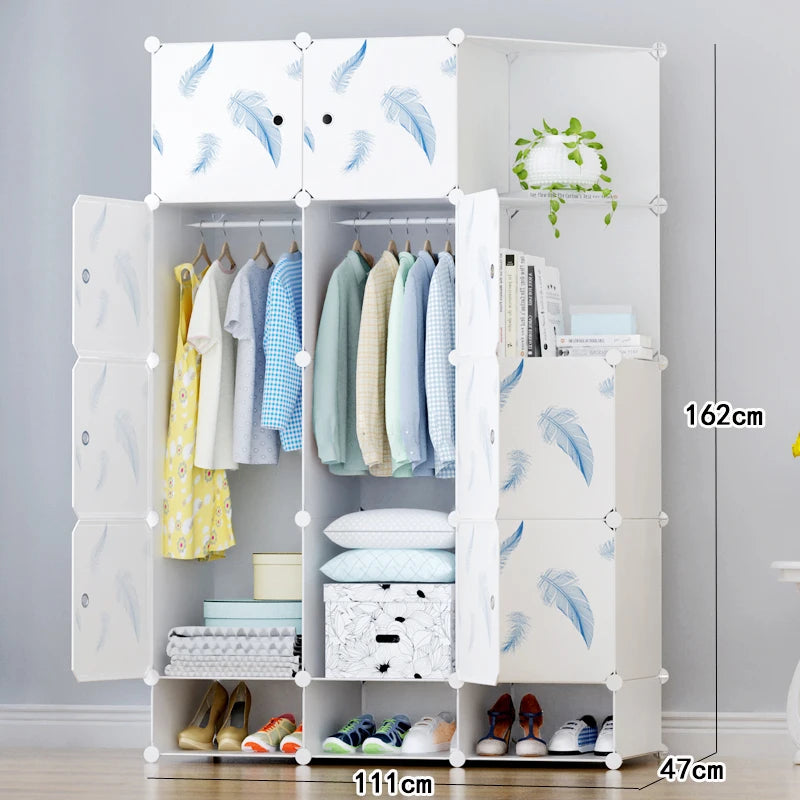 Armoire bébé minimaliste – Cube en plastique et rangement en tissu