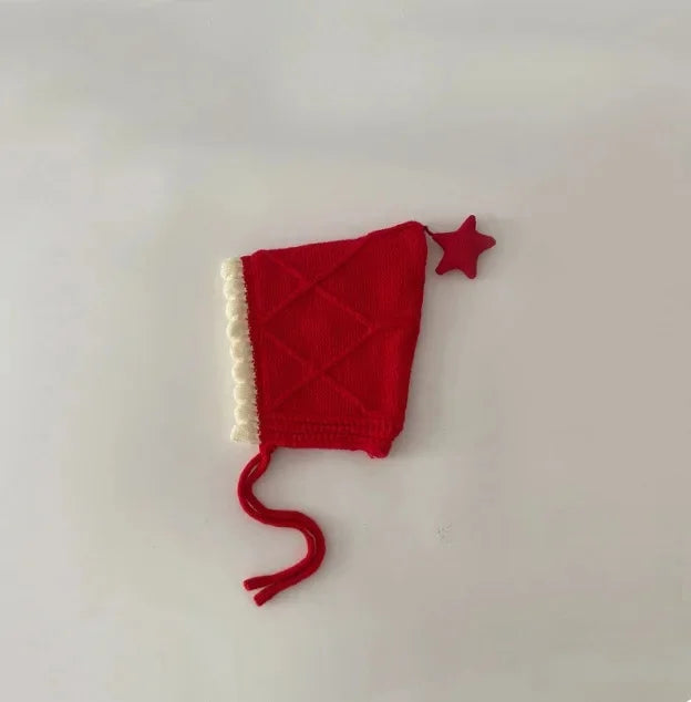 Bonnet de bébé rouge tricoté pour le Nouvel An