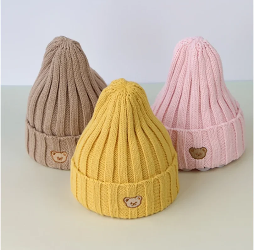 Bonnet bébé en coton tricoté avec un adorable ourson